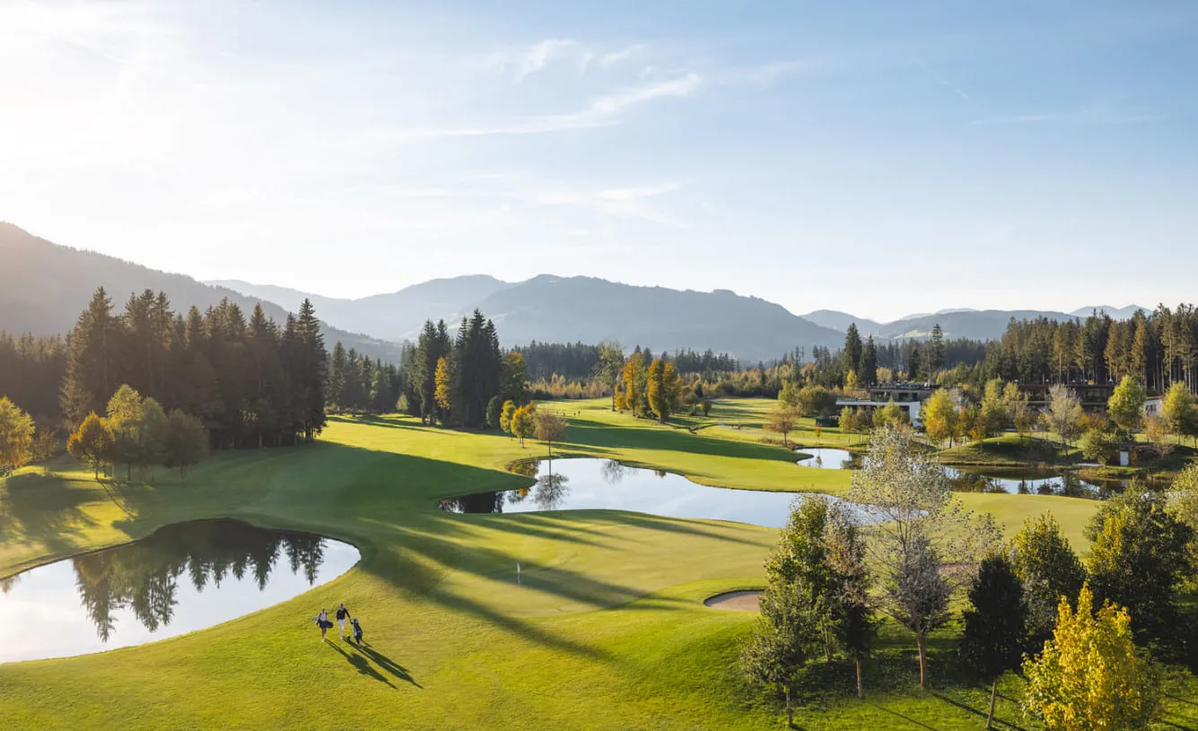 Luftaufnahme des Golfplatzes Westendorf mit Teichen und Bergen