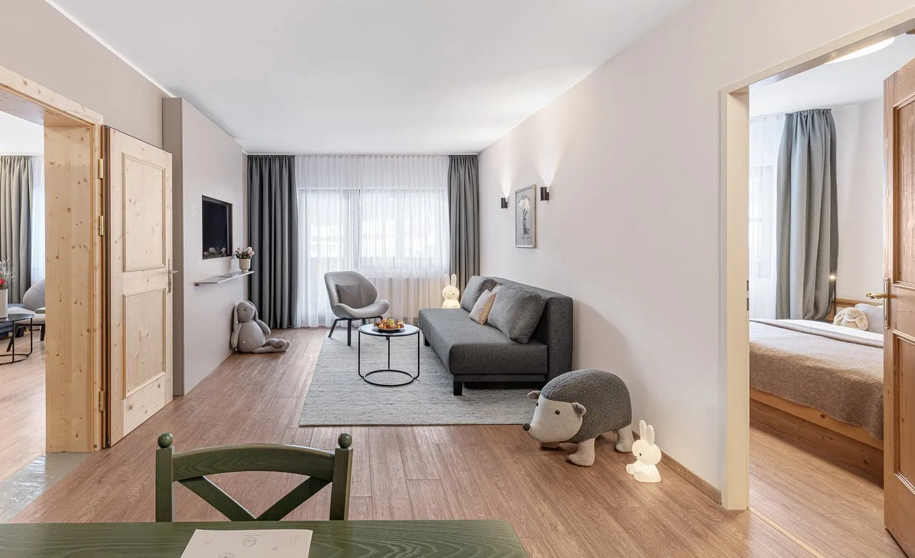 Familienzimmer im Lisi Family Hotel mit Sitzecke und Kuscheltieren