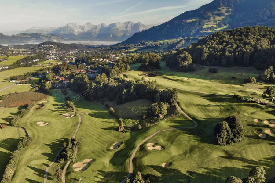 Luftaufnahme der Spielbahnen des Golfplatzes Eichenheim mit Bunkern
