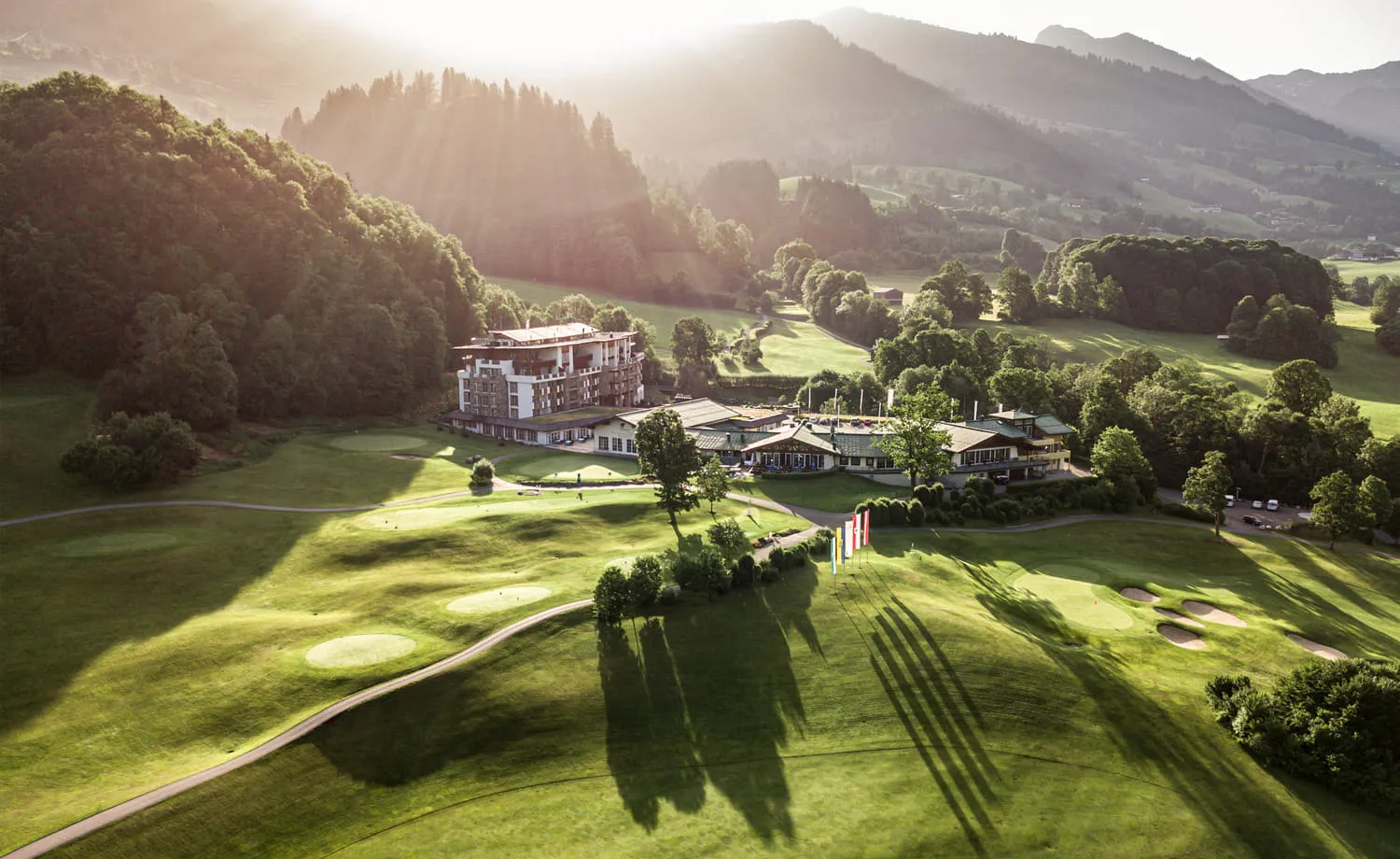 Luftaufnahme des Golfplatzes Eichenheim mit Hotel im Morgenlicht